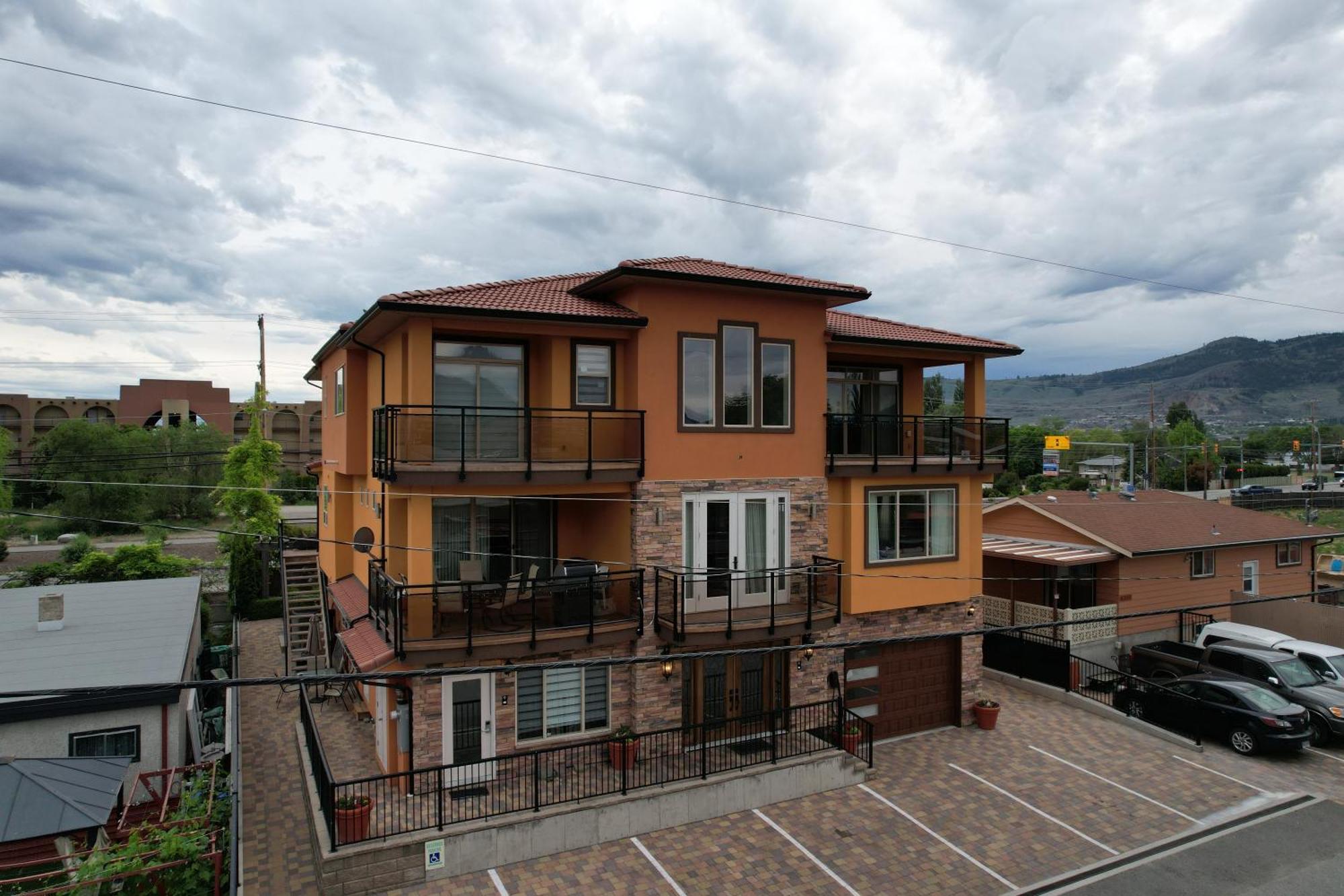 Sahara Courtyard Inn & Suites Osoyoos Exterior photo