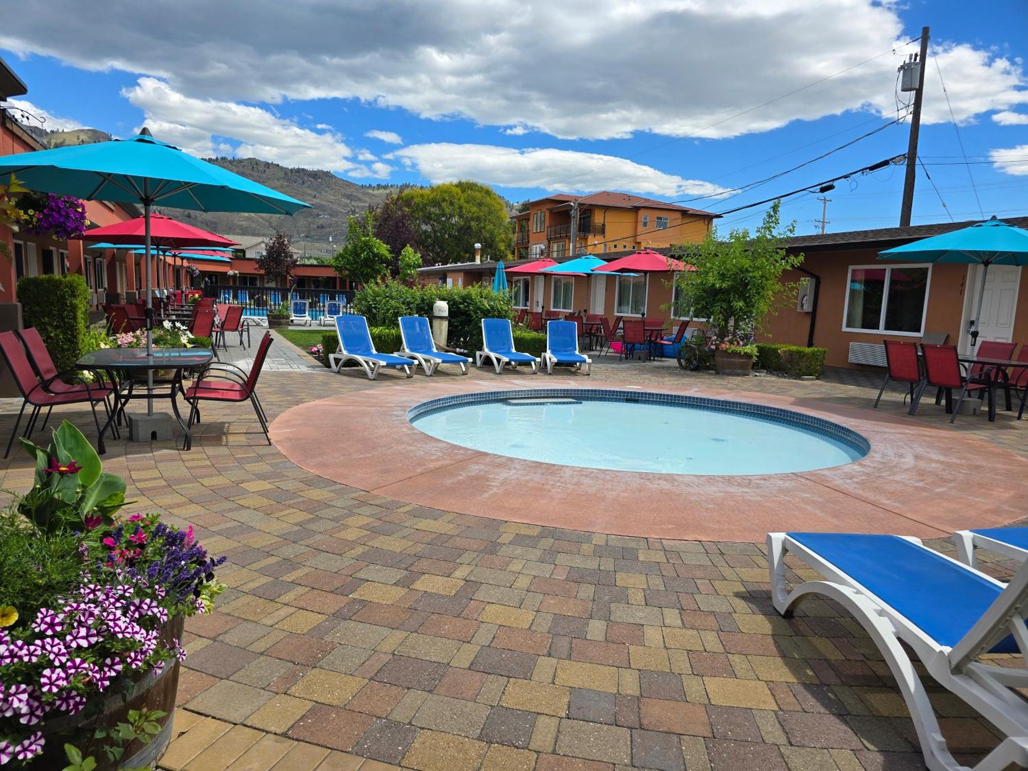Sahara Courtyard Inn & Suites Osoyoos Exterior photo