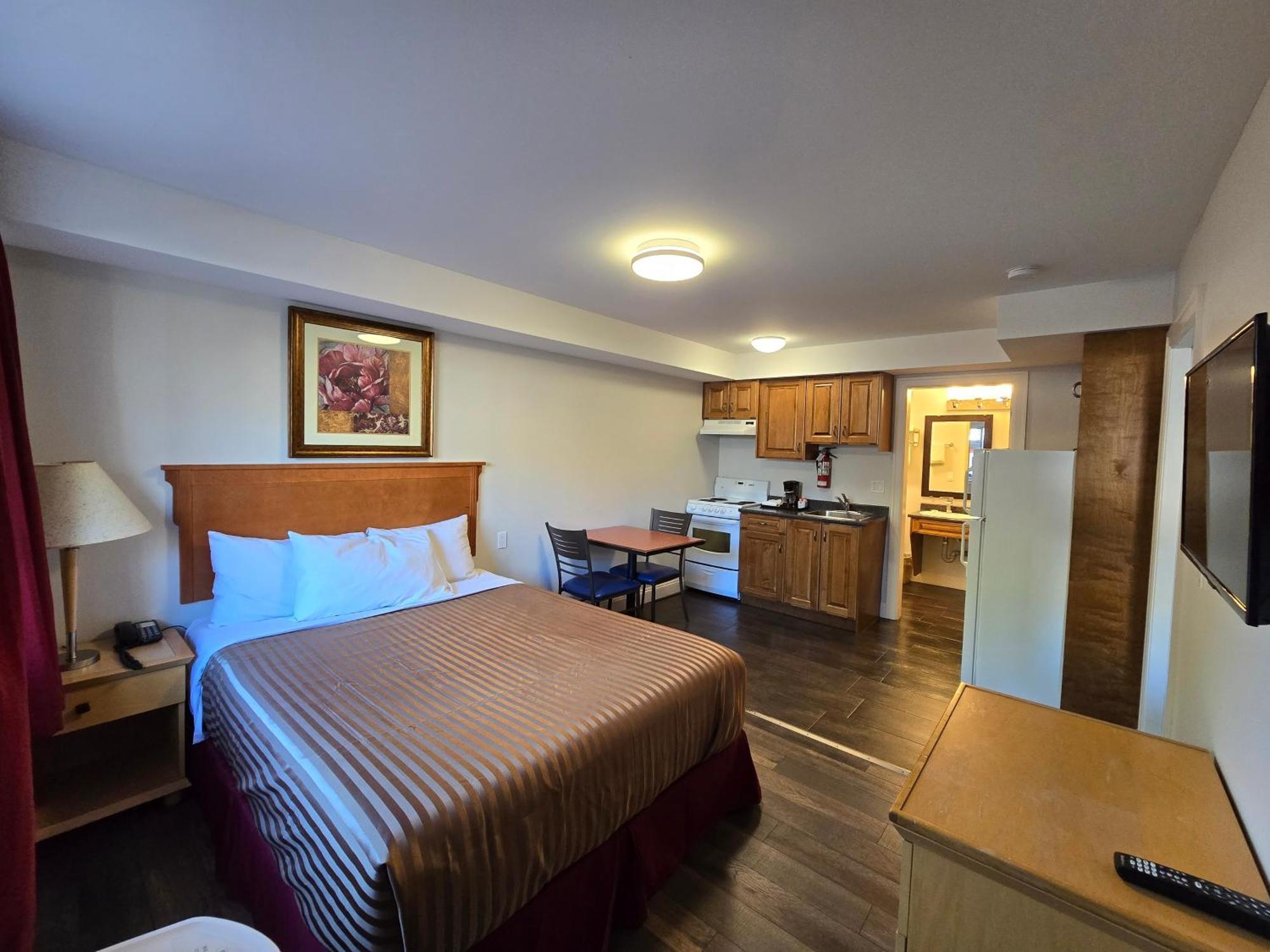 Sahara Courtyard Inn & Suites Osoyoos Exterior photo