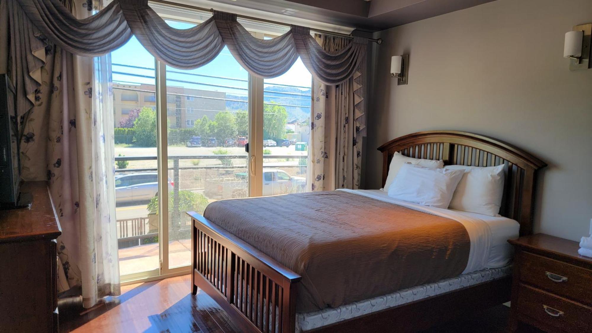 Sahara Courtyard Inn & Suites Osoyoos Exterior photo