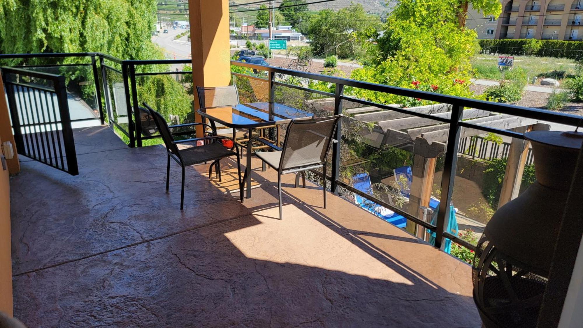 Sahara Courtyard Inn & Suites Osoyoos Exterior photo