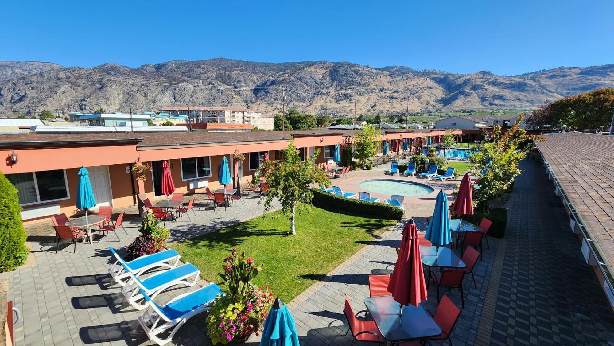 Sahara Courtyard Inn & Suites Osoyoos Exterior photo