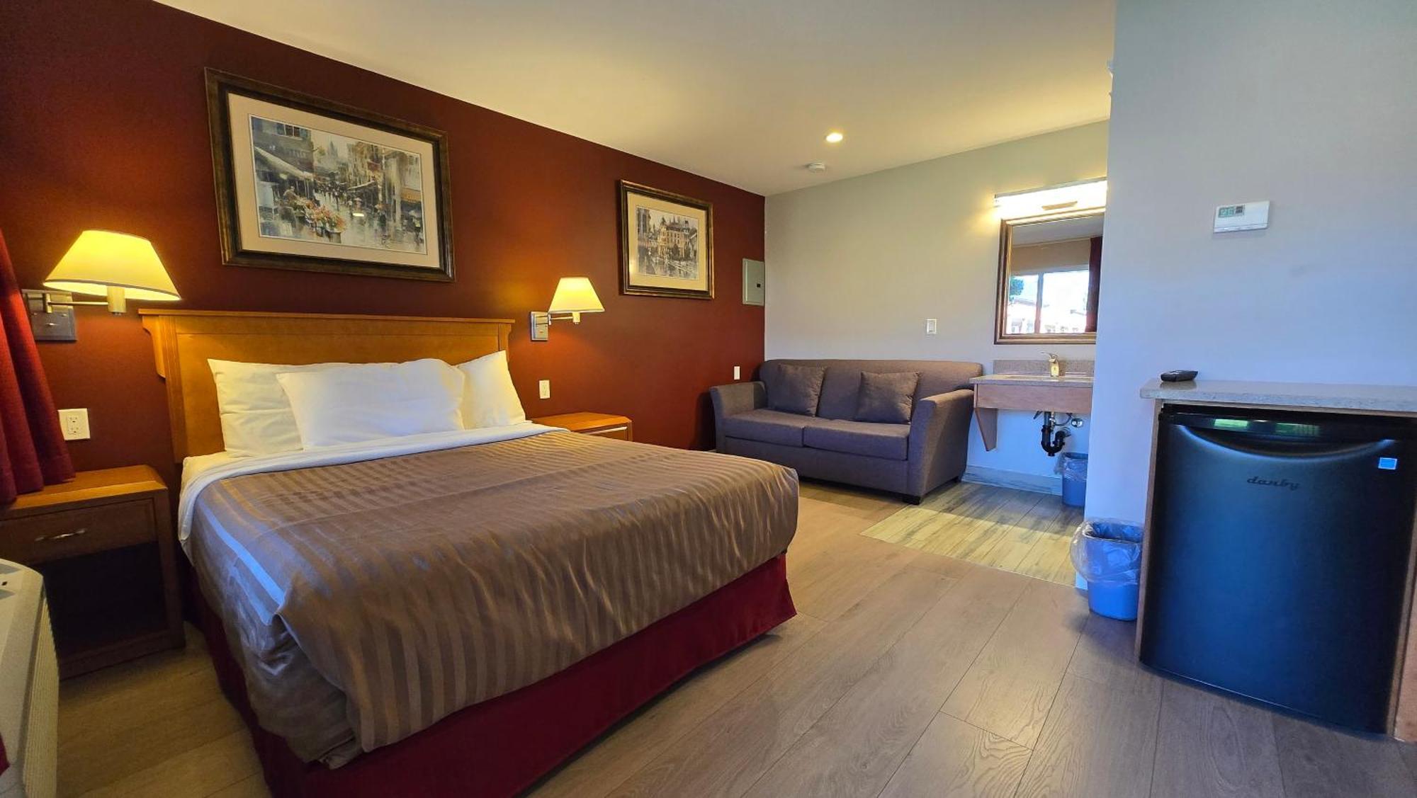 Sahara Courtyard Inn & Suites Osoyoos Exterior photo